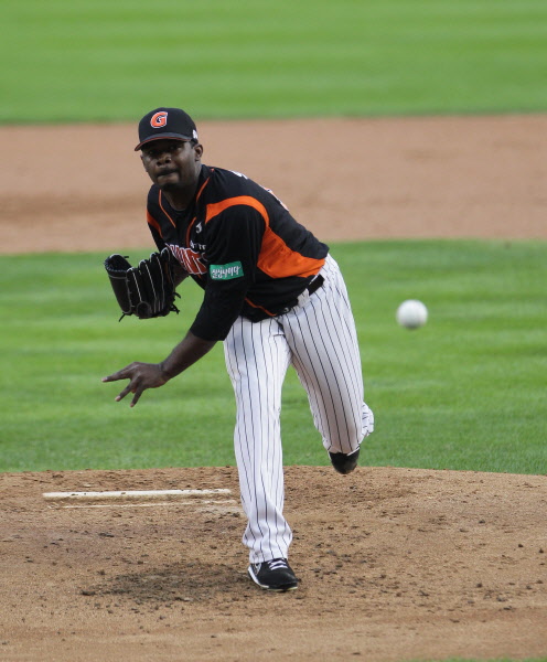 선발 출격한 쉐인유먼 선수의 역투모습